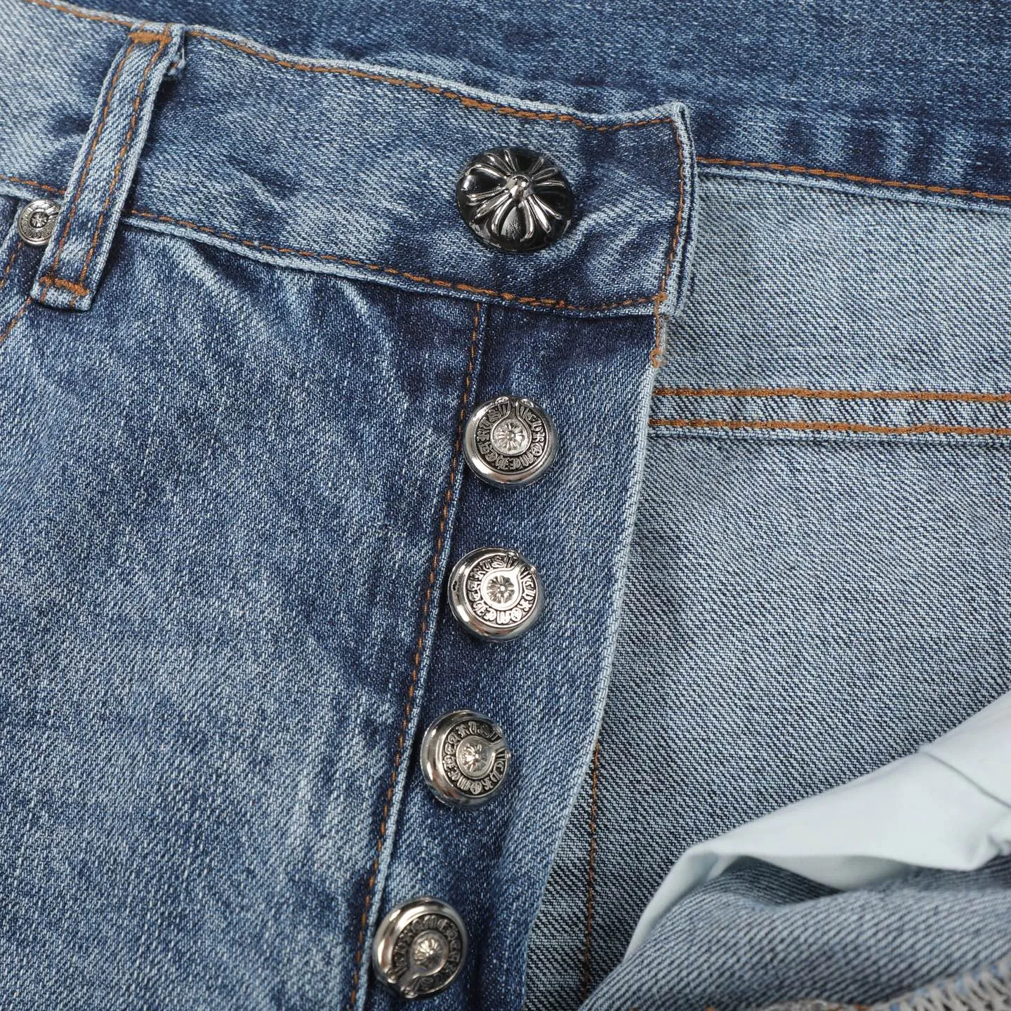 P280 Chromehearts washed blue ripped starry sky leather jeans adopt starry sky theme leather elements, mostly presented in the shape of a cross, with glitter on the leather surface. Unique design, simple and elegant details, exquisite workmanship, the entire trousers are neatly routed, and the details are in place! Ceiling-level jeans, a pair that is hard to find at the counter. About Zangyin, this is an extremely luxurious fashion brand that can also be called the aristocrat of the high street. It has always been an exclusive brand for some hipsters or the rich second generation. It is more luxurious and noble than ordinary high streets. It is more fashionable and individual than luxury brands. Top heavy industry fashion design has always been created in high street luxury style. Speaking of this style, Zangyin family and GU family are definitely the leading representative brands, especially the Zangyin family's creation of high street style. It has really achieved a state-of-the-art effect. The color system of this model is made of unique washed materials. It is already quite eye-catching. It is decorated with pink patchwork cross flowers, which cleverly highlights the charm of the brand. Secondly, this model adopts a classic high-waist cutting design, which highlights the long legs and fashionable temperament of the upper body. The brand is highly recognizable and the slim-fitting configuration is more suitable for daily wear. Personality, fashion, and specification interpretation are all at a glance. Needless to say, materials and craftsmanship. As an excellent craftsman brand, Zangyin’s requirements for details and craftsmanship are really perfect. The washed color of this model has gone through a lot of processes, not to mention the embellishment of the denim appliqués. It is also purely hand-made and sewn. Just like what they believe in, only hand-made things have soul and have the meaning of wearing. A top-notch heavy-duty fashionable denim item. Recommended by both hands. Size: 28/30/32/34/36 Waist: 73/78/83/88/93 Knee: 52/53.5/55/56.5/58 Pants length: 100/102/104/106/108
